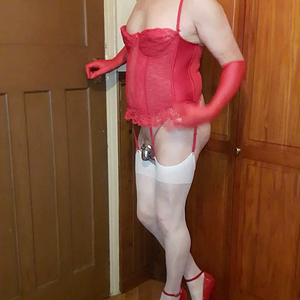 RICHARDSISSY IN RED