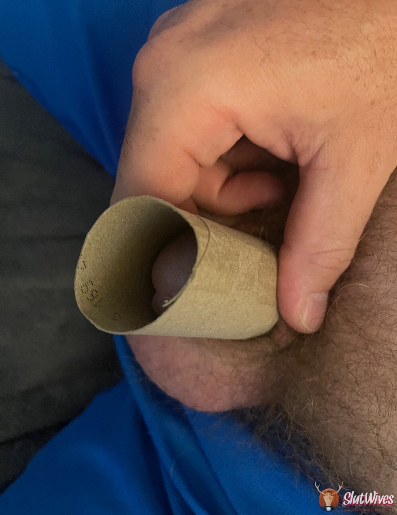 tiny dick lose in toilet roll holder
