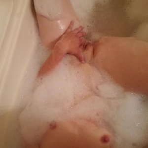 I love playing in the tub