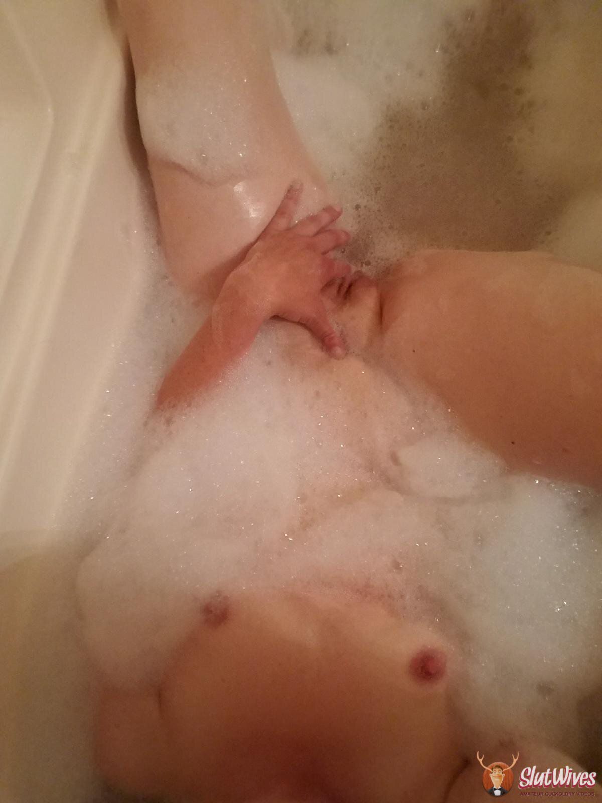 I love playing in the tub